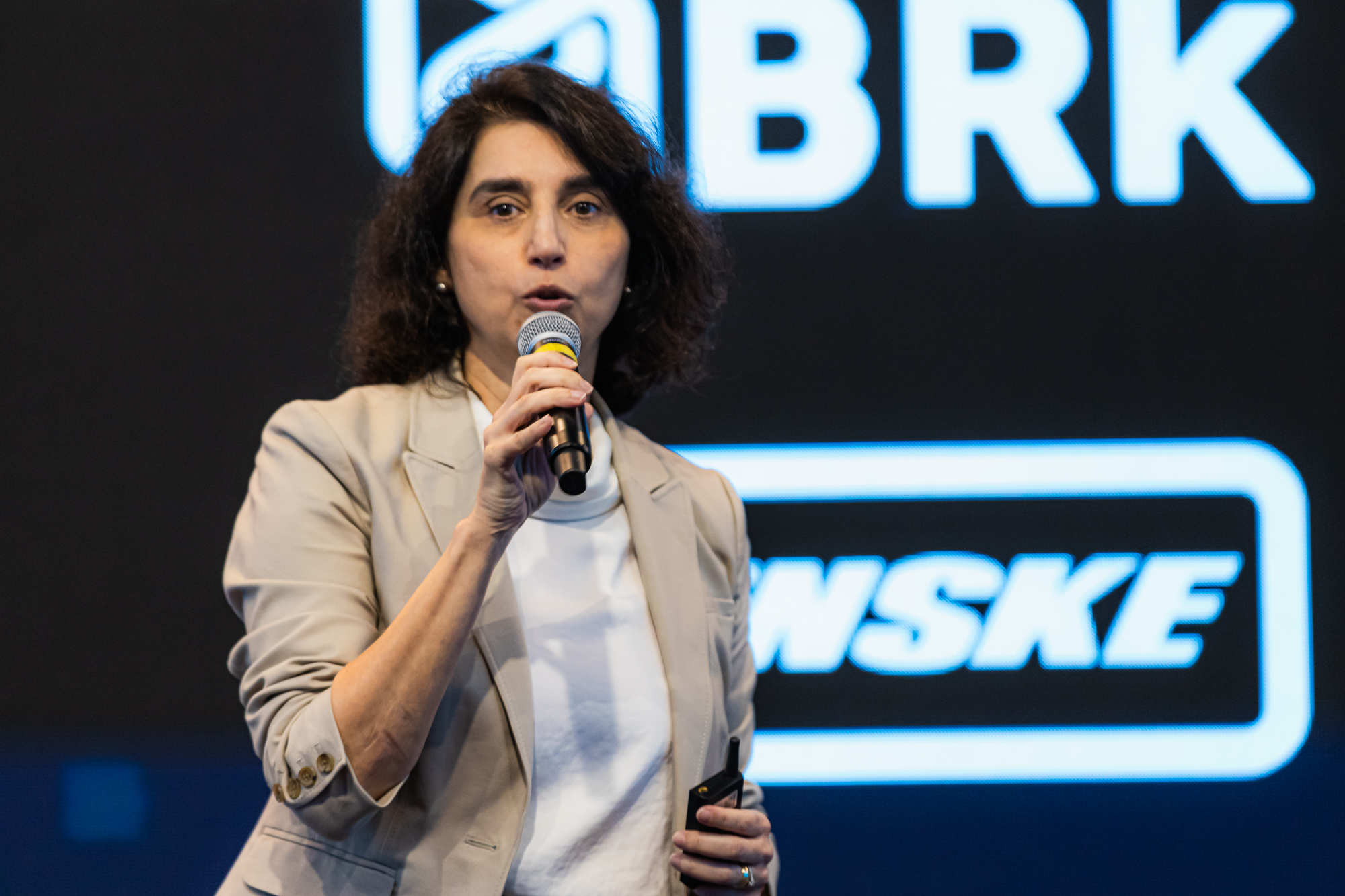 Encantando Consumidores: A Harmonia Estratégica de Operações e SAC na Jornada da Víssimo